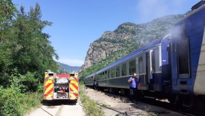Incendiu într-un tren care circula pe ruta Râmnicu Vâlcea-Sibiu chiar pe Valea Oltului. Călătorii au fost evacuați de urgență