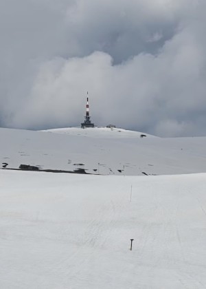 Ploi ninsori și viscol la munte. Traseele turistice sunt închise