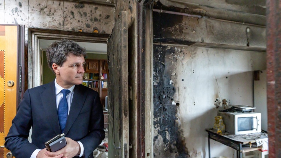 Nicușor Dan în apartamentul lovit de drona rusească. Câte kg de explozibili au căzut pe tavanul blocului din Galați FOTO