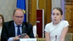 VIDEO | Gafă de proporții a Ministrului Educației Mihai Dimian. Elevă de clasa a 5-a în lacrimi după ce ministrul se uita pe telefon în timp ce ea susținea un discurs