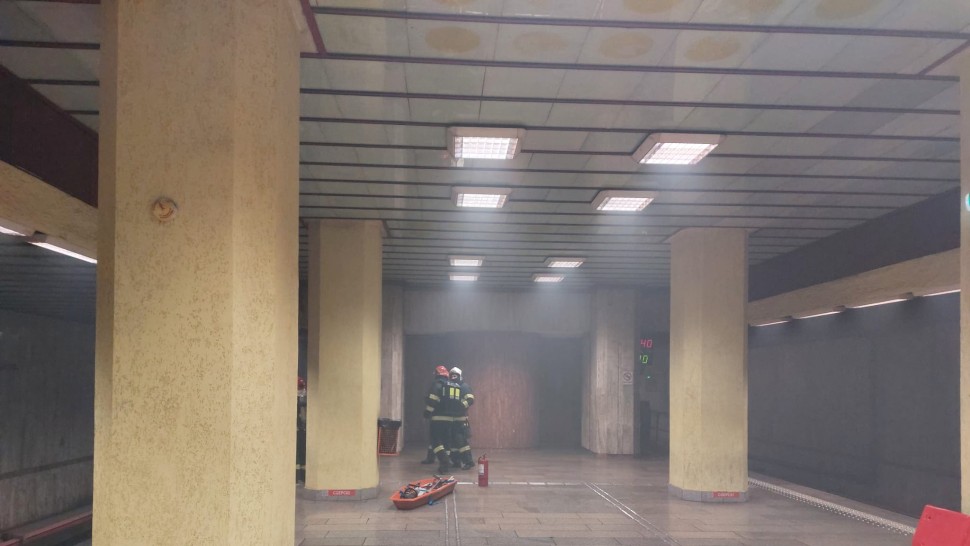 Panică la metrou. Iese fum dintr-un tunel de la Piața Unirii 2