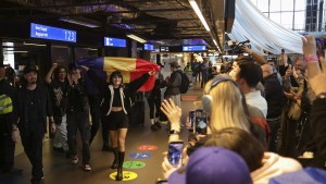 Alexandra Căpitănescu s-a întors acasă Artista primită cu aplauze pe Aeroportul Otopeni. Prima reacție după locul 3 la Eurovision