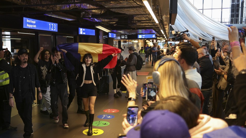 Alexandra Căpitănescu s-a întors acasă Artista primită cu aplauze pe Aeroportul Otopeni. Prima reacție după locul 3 la Eurovision