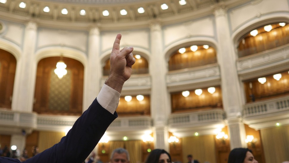 Guverne căzute prin moțiune de cenzură. Numărul de voturi împotriva lui Bolojan egal cu cel împotriva lui Florin Cîțu
