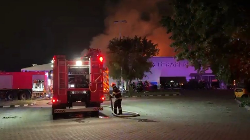 Incendiu puternic la un depozit din Chiajna. Pompierii intervin cu 15 autospeciale