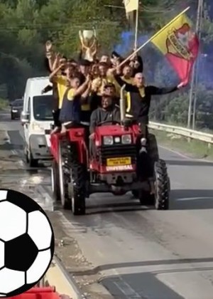 Sărbătoare ca la Inter în remorca tractorului după ce au promovat în Liga 4. Imagini virale cu echipa Malu cu Flori VIDEO