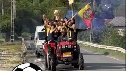 Sărbătoare ca la Inter în remorca tractorului după ce au promovat în Liga 4. Imagini virale cu echipa Malu cu Flori VIDEO