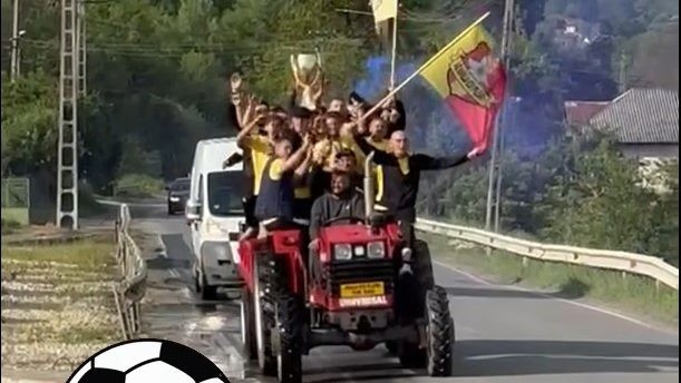 Sărbătoare ca la Inter în remorca tractorului după ce au promovat în Liga 4. Imagini virale cu echipa Malu cu Flori VIDEO