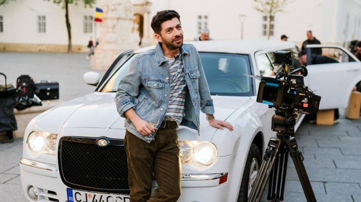 Mircea Bravo devine Băiat de milioane8221 într-o nouă comedie Bravo Films anunță o altă producție pentru această toamnă