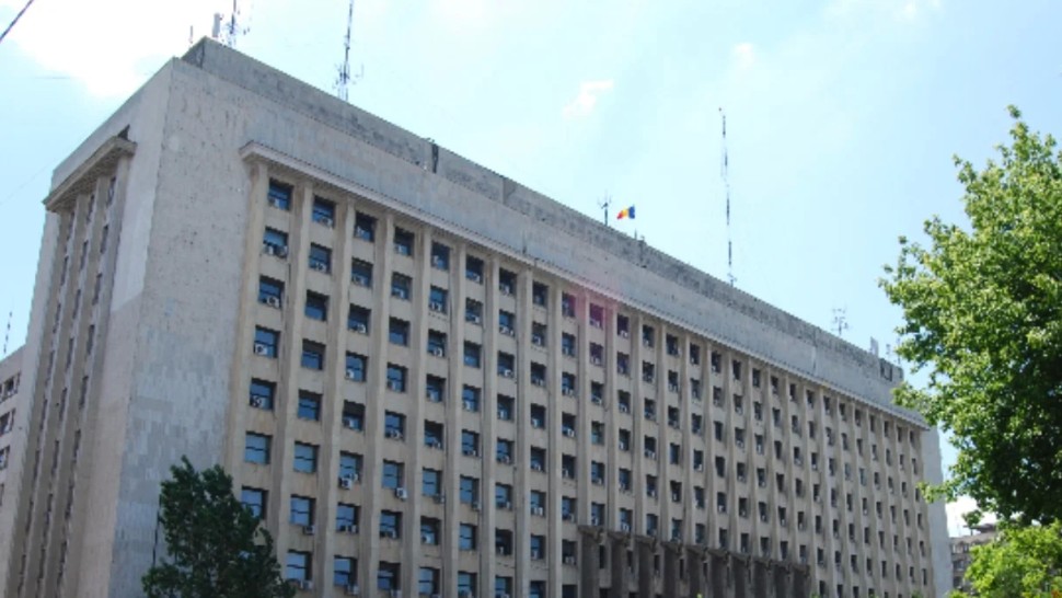 UPDATE 5 persoane la spital. Un lift cu 7 persoane a căzut în gol în Palatul CFR din București sediul Ministerului Transporturilor