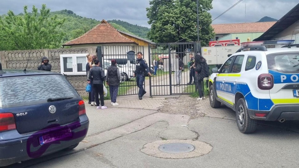 Alertă într-o școală din Hunedoara după ce un elev a pulverizat gaz lacrimogen 10 elevi au avut nevoie de îngrijiri medicale 8 dintre ei la spital