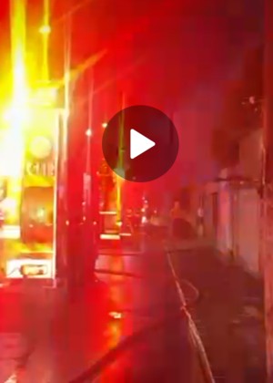Incendiu pe 800 de m la mai multe case din Sectorul 5 azi-noapte. ISU anunță localizarea focului FOTO și VIDEO