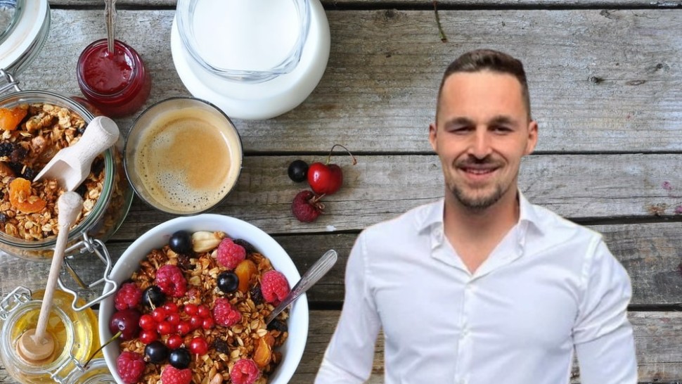 Alimentele nocive pe care le consumăm dimineața. Nutriționistul Teodor Mălăncioiu despre pericolul ascuns din granola iaurturi smoothie-uri sau produse de patiserie