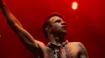Un artist celebru a recunoscut că este gay deși este căsătorit de 13 ani. Cum a reacționat soția lui