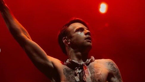 Un artist celebru a recunoscut că este gay deși este căsătorit de 13 ani. Cum a reacționat soția lui