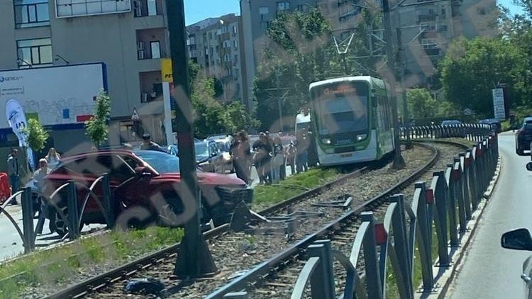 Linia de tramvai 41 blocată după un accident. Călătorii sunt preluați de autobuze