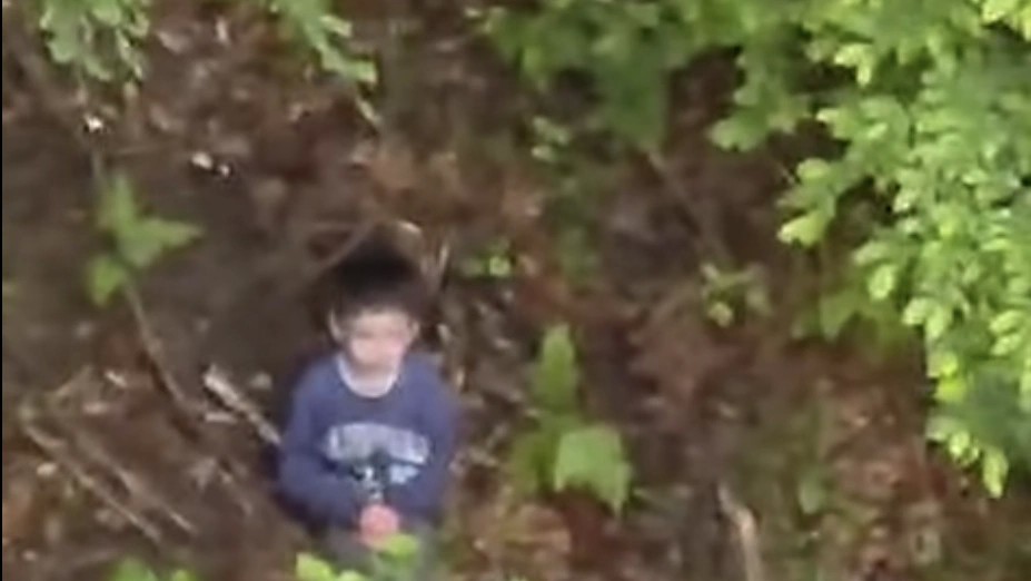 Băiatul de cinci ani dispărut de luni în județul Sibiu găsit într-o pădure în viață. Copilul plecase de lângă tatăl său VIDEO
