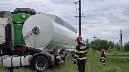Un tren marfar plin cu motorină a lovit  în plin cisternă și ea încărcată cu combustibil. Alertă în județul Giurgiu