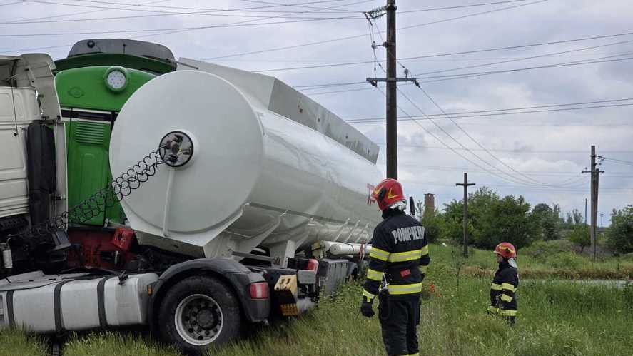 Un tren marfar plin cu motorină a lovit  în plin cisternă și ea încărcată cu combustibil. Alertă în județul Giurgiu