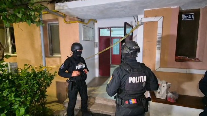 Tragedie la Târgu Jiu Dublă crimă urmată de sinucidere. O femeie de 83 de ani și doi nepoți morți în apartament