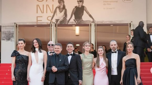 12 minute de aplauze pentru filmul lui Cristian Mungiu la Festivalul de la Cannes. Sebastian Stan joacă în producția regizorului român VIDEO