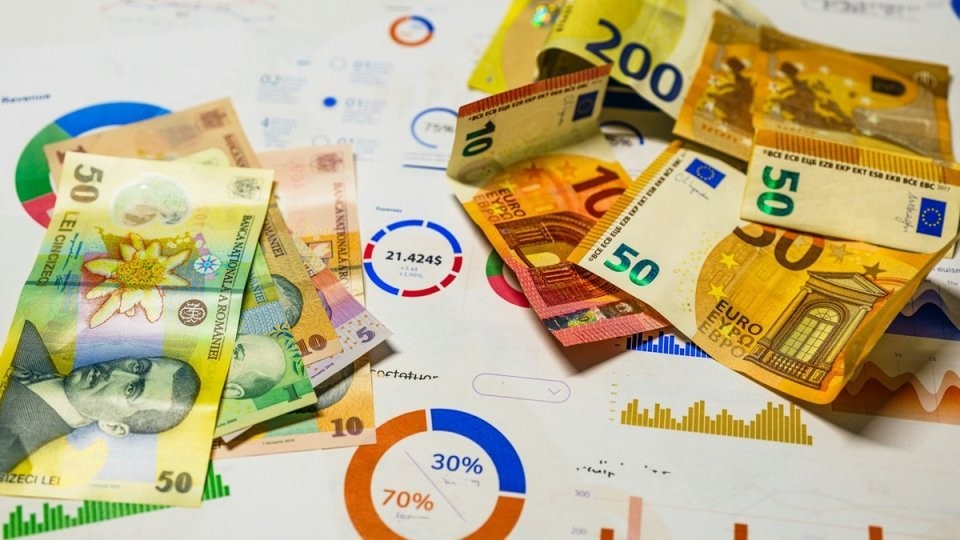 Curs valutar BNR joi 14 mai. Euro continuă să scadă la 52052 lei. Anunțul Băncii Naționale privind schimbul valutar