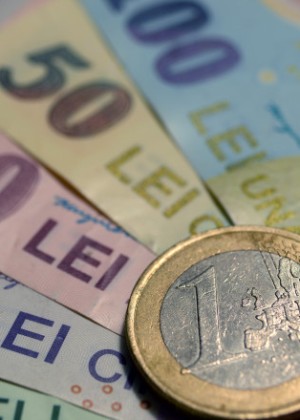 Curs BNR 26 mai. Euro continuă să scadă la 5.2359 lei pe măsură ce criza politică se adâncește. Anunțul Băncii naționale