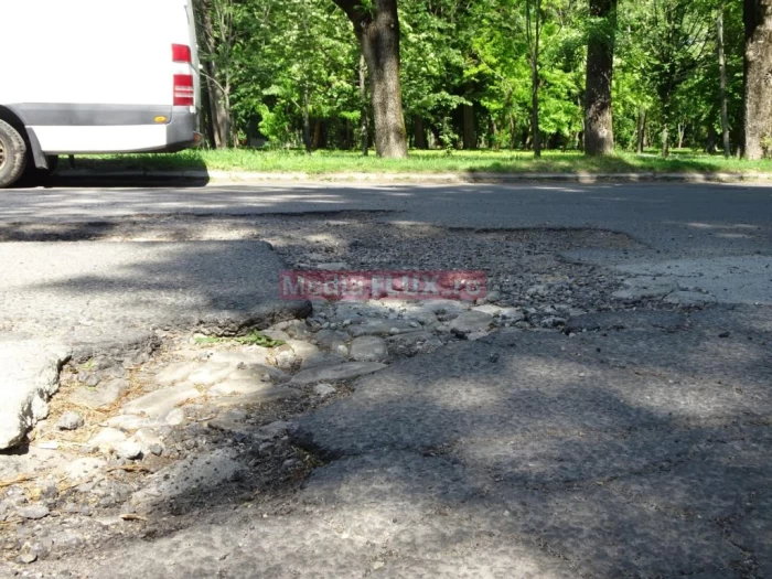 Gropi umplute cu pietriș pe Șoseaua Nordului sursă foto: Mediaflux