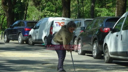 EXCLUSIV Gropile de pe Șoseaua Nordului de lângă parcul Herăstrău acoperite doar cu pietriș. Noaptea minții în zona de lux a Capitalei FOTO și VIDEO