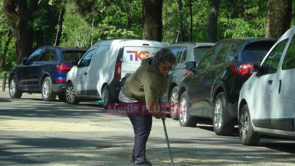 EXCLUSIV Gropile de pe Șoseaua Nordului de lângă parcul Herăstrău acoperite doar cu pietriș. Noaptea minții în zona de lux a Capitalei FOTO și VIDEO