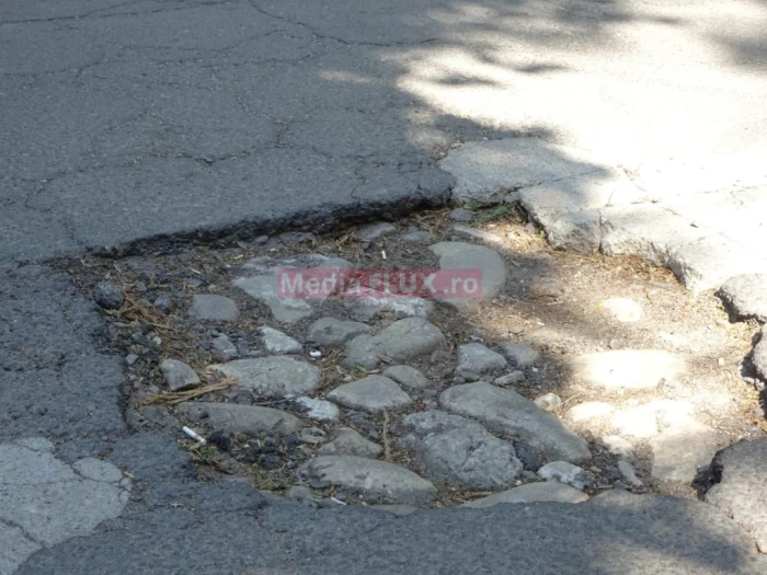 Acum câțiva ani gropile au fost umplute de o persoană fizică cu beton, până când a fost ridicat de poliție