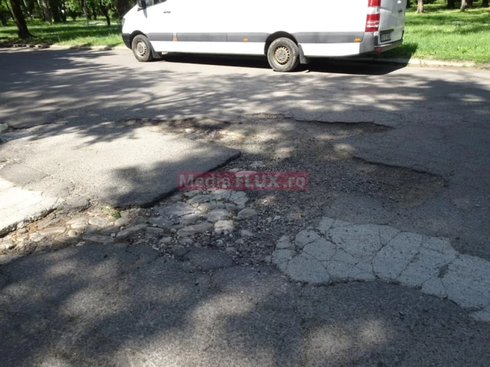 Acum câțiva ani gropile au fost umplute de o persoană fizică cu beton, până când a fost ridicat de poliție