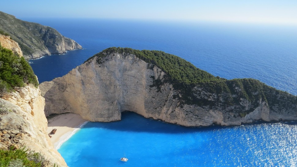 Vacanțe cu restricții în Grecia. Turiștii nu mai au voie cu șlapi sau să fumeze