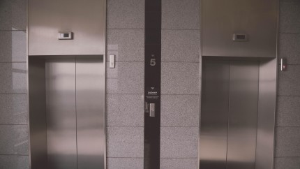Proiectul Lift pentru viaţă adoptat în Senat blocurile cu trei și patru etaje vor beneficia. Robert Cazanciuc PSD Pentru părinţii sau bunicii noştri timpul nu mai are răbdare