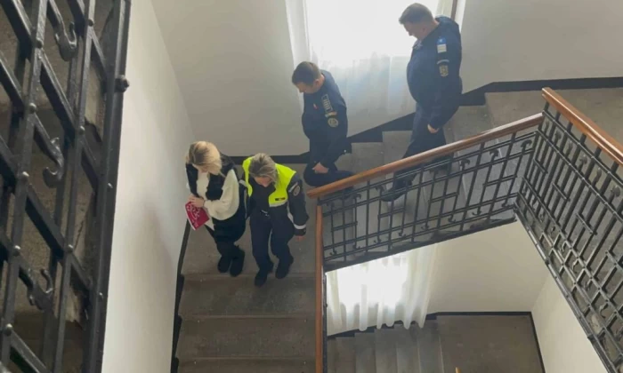 Femeia din Sibiu care și-a ucis mama pentru a-i moșteni averea s-a sinucis în arest. Avea 38 de ani și doi copii