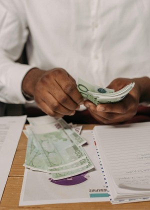 Guvernul mărește salariile pentru angajații din 47 de companii publice. Se fac și angajări | Lista