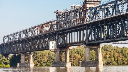 Traficul rutier pe podul Giurgiu - Ruse dirijat de piloți de trafic ai CNAIR Staționarea pe pod interzisă