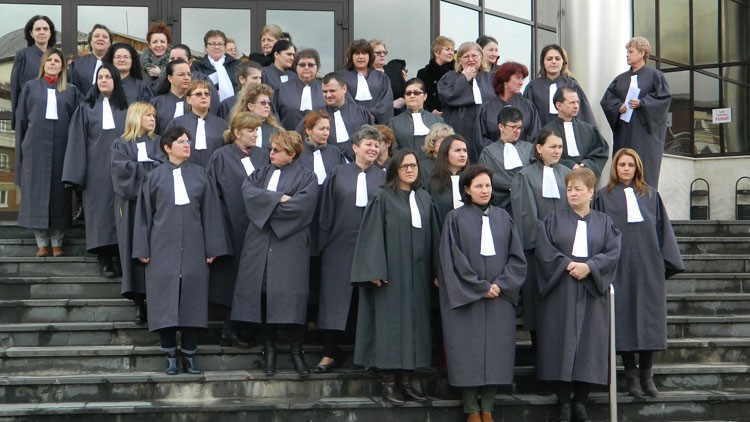 Blocaj în instanțe și parchete. Grefierii suspendă activitatea drept protest față de legea salarizării