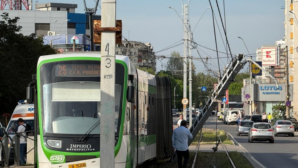 Un tramvai cu 20 de călători a deraiat în Capitală. Sunt cel puțin șase răniți