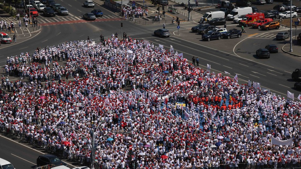 Sindicaliștii SANITAS din toată România protestează la București privind Proiectul legii salarizării unitare UPDATE Sunt 15.000 de oameni în stradă FOTO