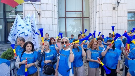 Angajații din Finanțe opresc activitatea în semn de protest față de legea salarizării. Oamenii au ieșit în fața Ministerului
