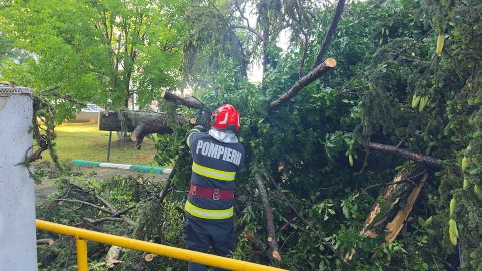 Vin furtunile. RO-ALERT de vijelie grindină și vânt puternic în aproape toată țara UPDATE Un bărbat a murit în județul Ilfov VIDEO