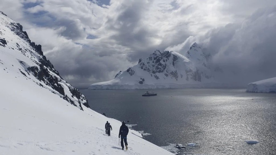Oamenii de știință au descoperit o structură vastă ascunsă sub gheața Antarcticii. Ce se află de fapt acolo