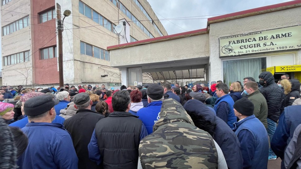 La Fabrica de Arme Cugir nu mai lucrează nimeni. Angajații au renunțat la muncă din cauza neplății salariilor