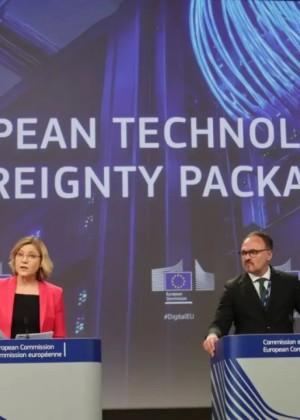UE lansează un pachet legislativ pentru suveranitate tehnologică Se pregătește consolidarea industriei europene de semiconductori inteligenţă artificială şi servicii cloud