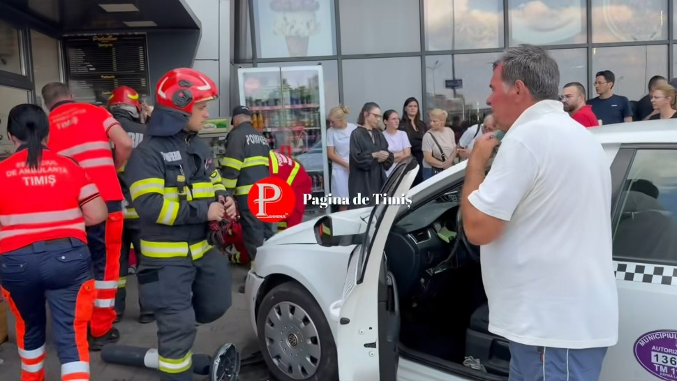 Alertă în Timișoara Un taximetrist a intrat cu mașina într-un grup de persoane VIDEO