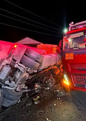 Carambol tragic în Bihor Un TIR două autoturisme și o cisternă goală s-au bușit. O persoană a murit alte trei rănite