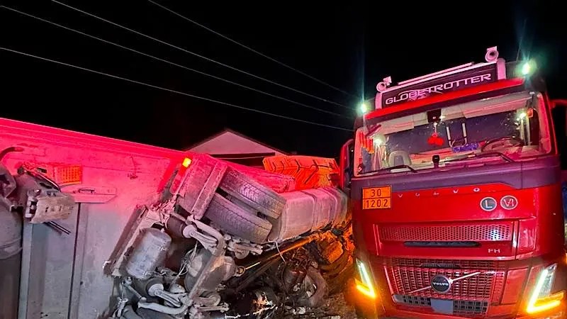 Carambol tragic în Bihor Un TIR două autoturisme și o cisternă goală s-au bușit. O persoană a murit alte trei rănite