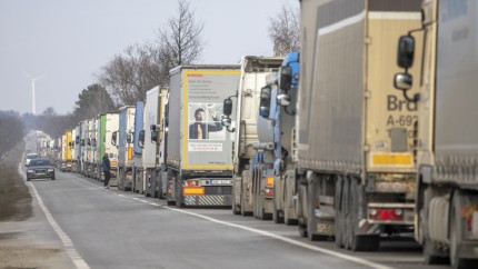 Alertă pentru românii care pleacă în vacanțe. Angajații de la vămi intră în grevă de avertisment