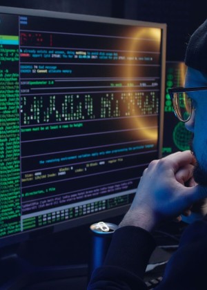 MAI alertă pentru români. Cum vi se pot fura toți banii de pe card. A apărut o nouă metodă de fraudă